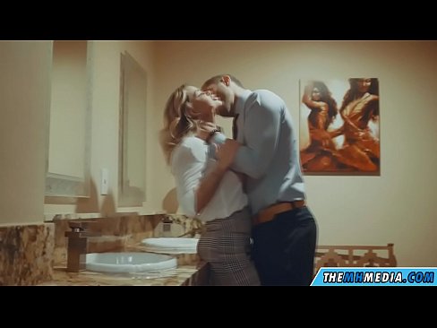 ❤️ Pe a faaosoosoina oe e se blonde busty i totonu o se faletaele lautele ❌ Fucking ❌️❤